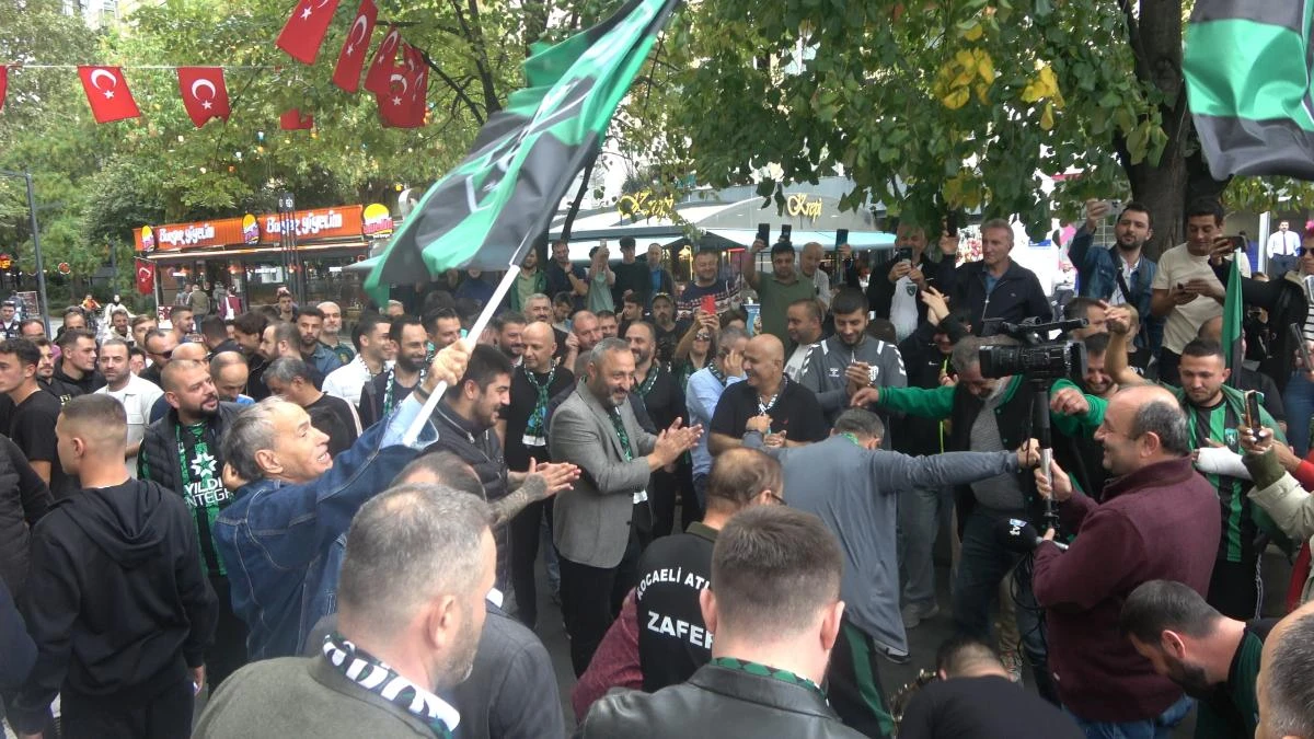 Kocaelispor yönetimi, teknik heyet ve taraftarlarla moral yürüyüşünde buluştu