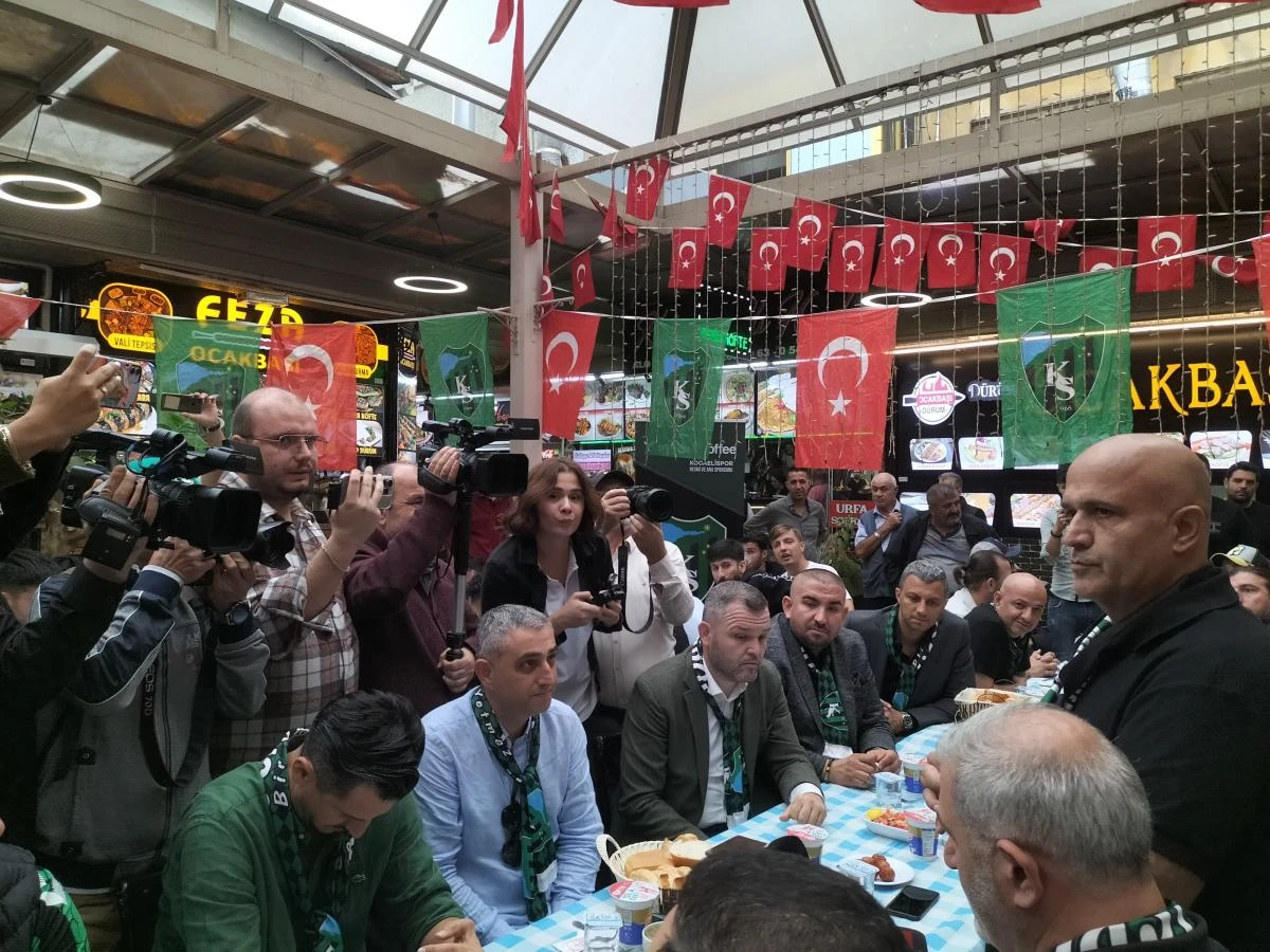 Kocaelispor yönetimi, teknik heyet ve taraftarlarla moral yürüyüşünde buluştu